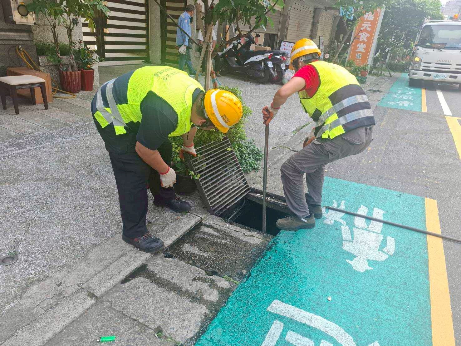 環保局超前部署防範丹娜絲颱風 清潔隊總動員落實清淤防汛整備 (2).jpg